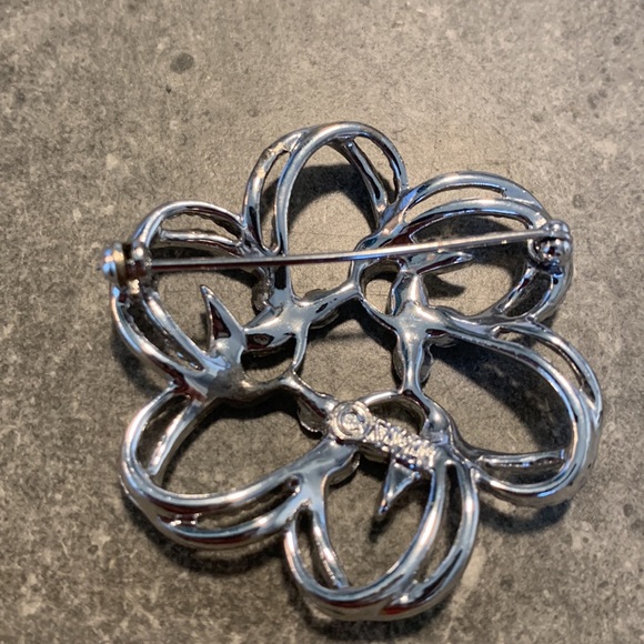 Vintage silver flower brooch - Picture 2 of 2